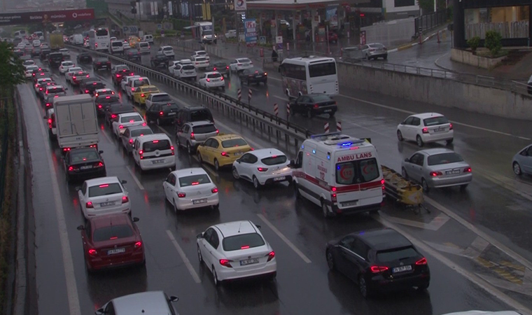 İstanbul'da yağmur bastırdı, trafik felç