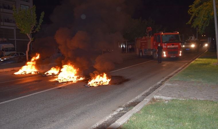 Siverek'te protesto: Susuz kalan mahalleli lastik yakıp, yolu kapattı