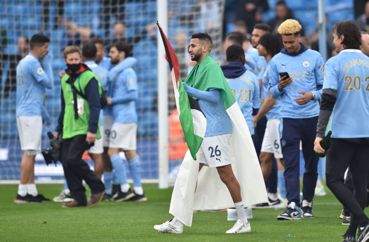 Riyad Mahrez, şampiyonluk kutlamasında Filistin bayrağı açtı