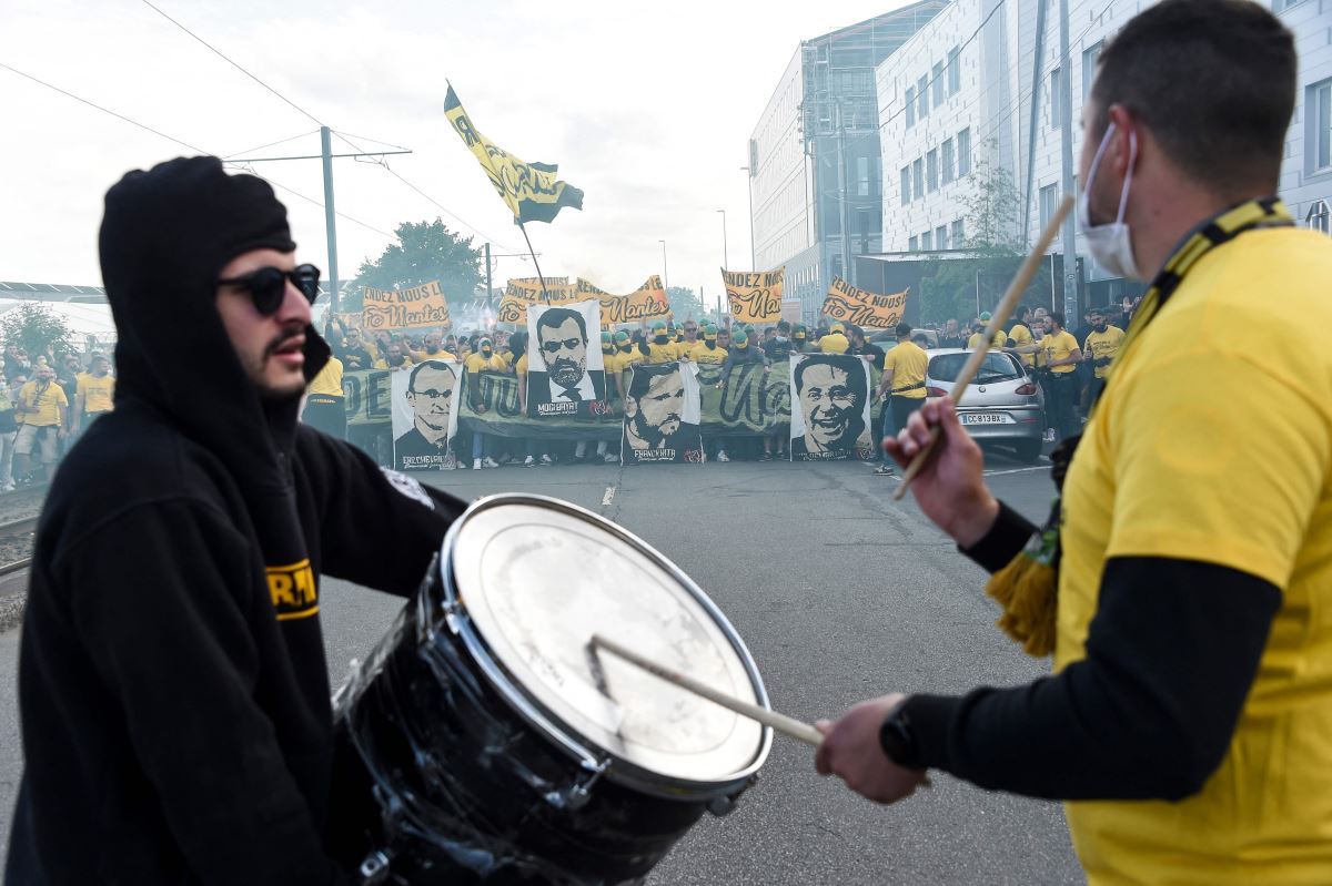 Ligue 1'den düşen Nantes'ın taraftarları, başkan için cenaze töreni düzenledi