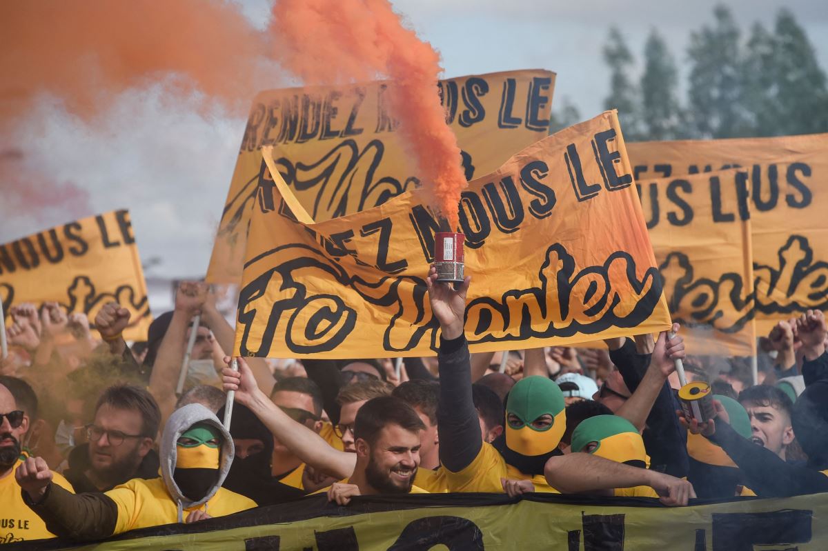 Ligue 1'den düşen Nantes'ın taraftarları, başkan için cenaze töreni düzenledi