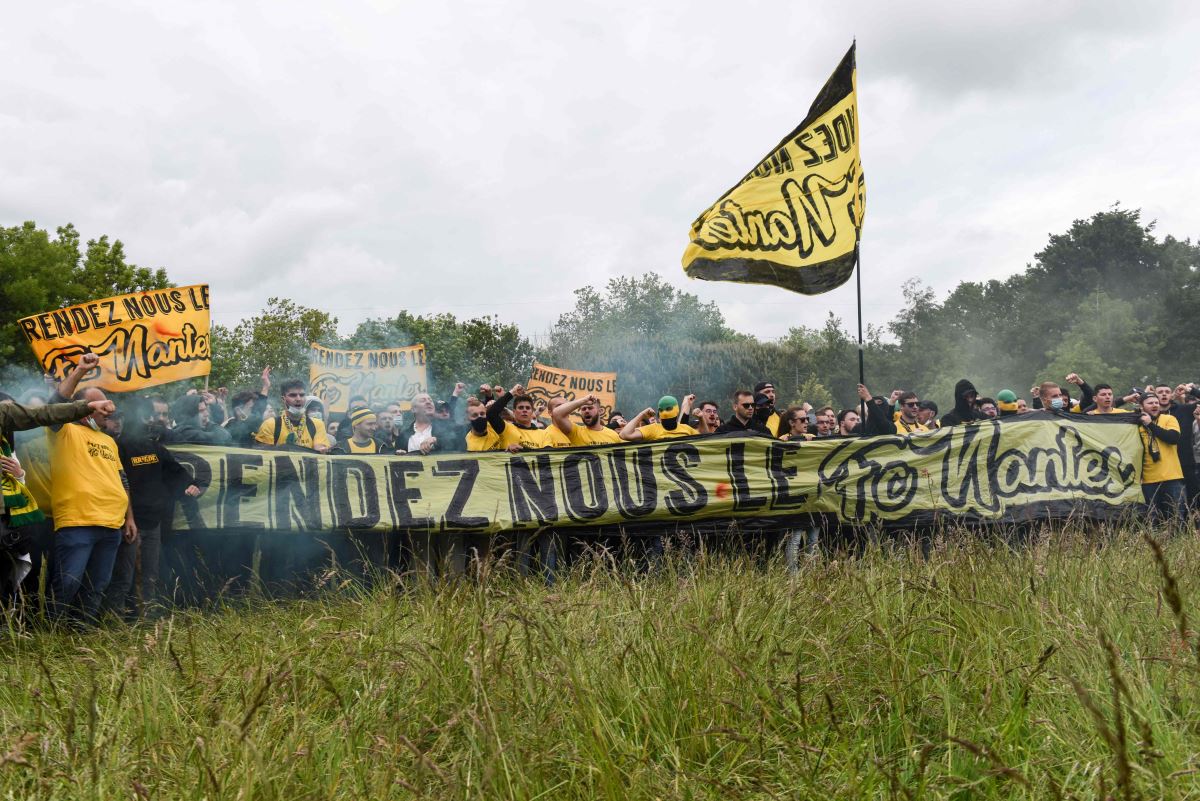 Ligue 1'den düşen Nantes'ın taraftarları, başkan için cenaze töreni düzenledi