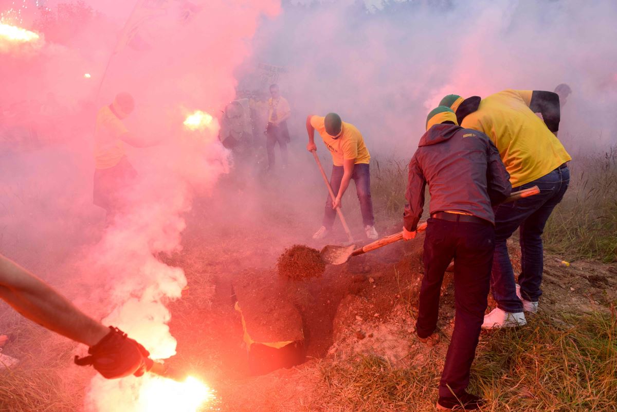 Ligue 1'den düşen Nantes'ın taraftarları, başkan için cenaze töreni düzenledi