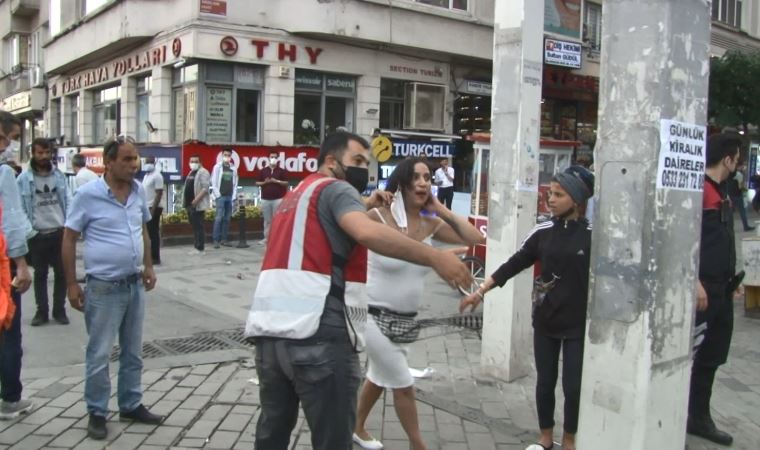 Taksim Meydanı'nda kavga eden Faslı 2 kadından biri, gözaltına alınmamak için soyundu