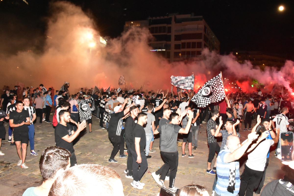 Altaylı taraftarlar şampiyonluğun ardından İzmir sokaklarına döküldü