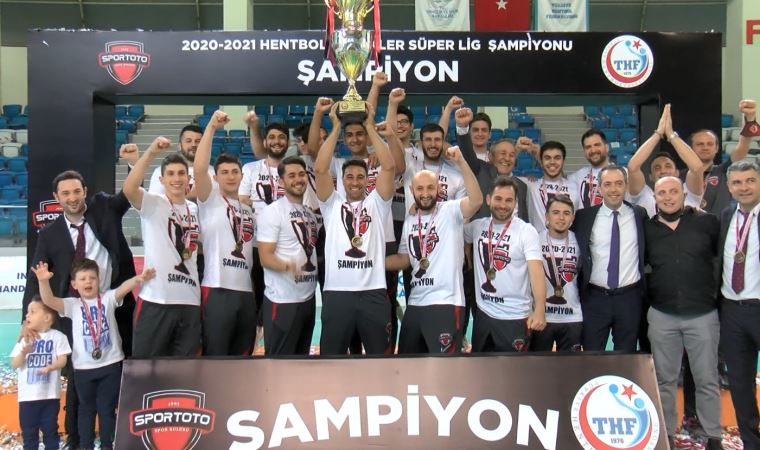 Spor Toto Hentbol Takımı şampiyonluk kupasını aldı