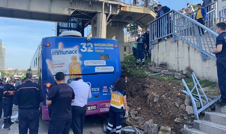 Kadıköy’de seyir halindeki İETT otobüsü, üst geçidin asansörüne çarptı: 1 yolcu yaralı