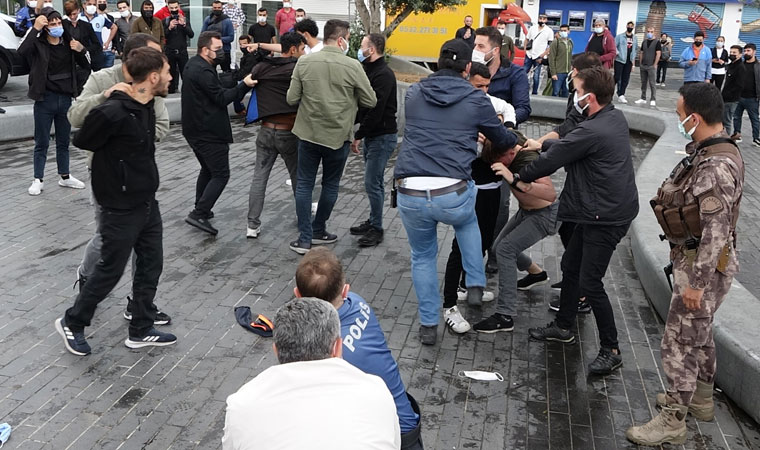 Taksim Meydanı'nda kemerli kavga, özel harekat devreye girdi