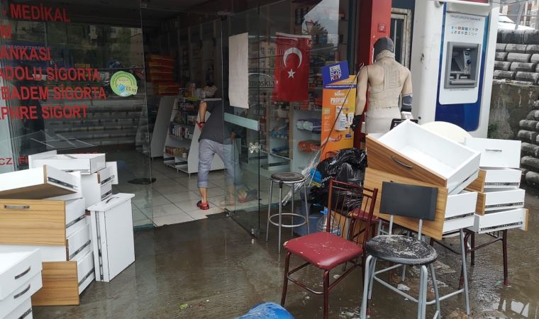 Maltepe’de kuvvetli yağış sonrası iş yerlerini su bastı