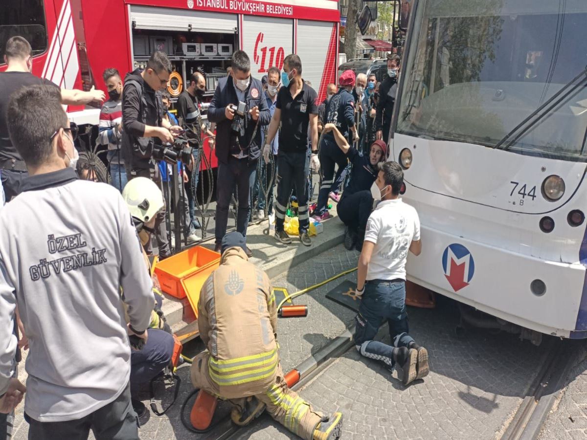 Son dakika... İstanbul Fatih'te bir kişi tramvayın altında kaldı