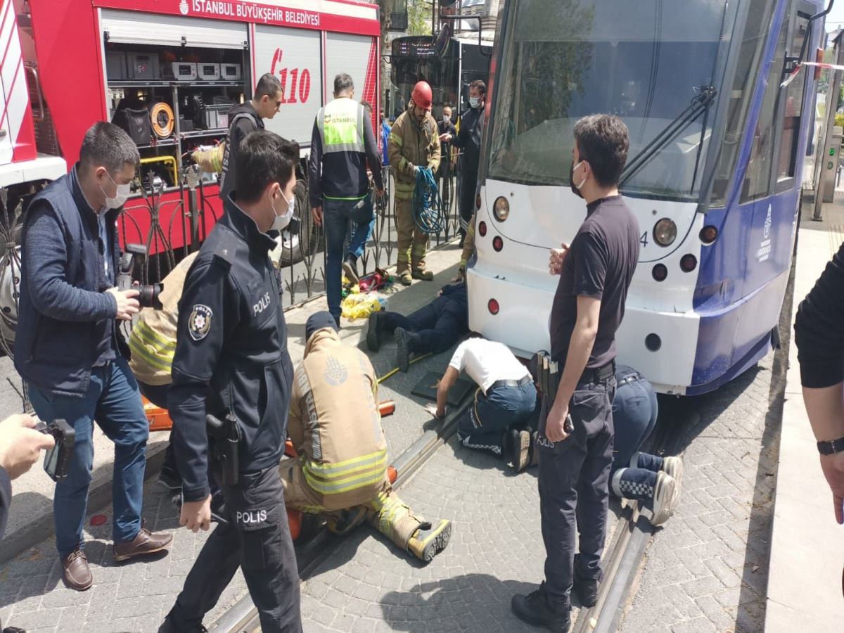 Son dakika... İstanbul Fatih'te bir kişi tramvayın altında kaldı