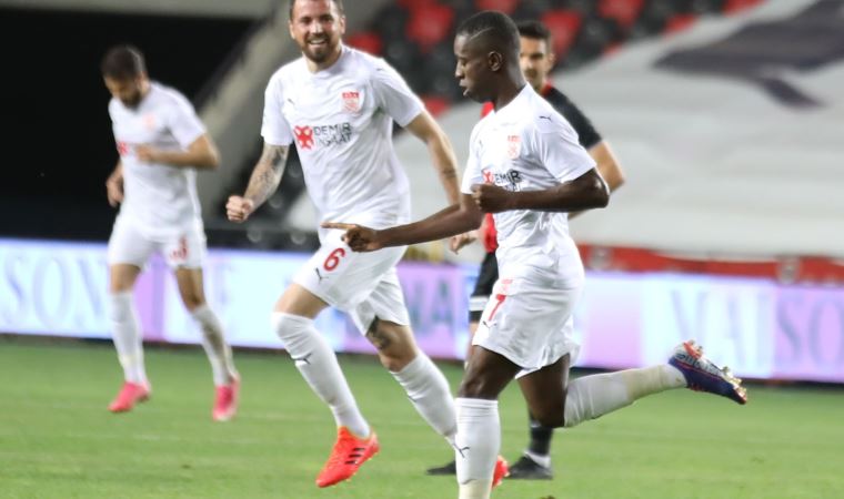 Max Gradel 10. golünü atmanın sevincini yaşadı