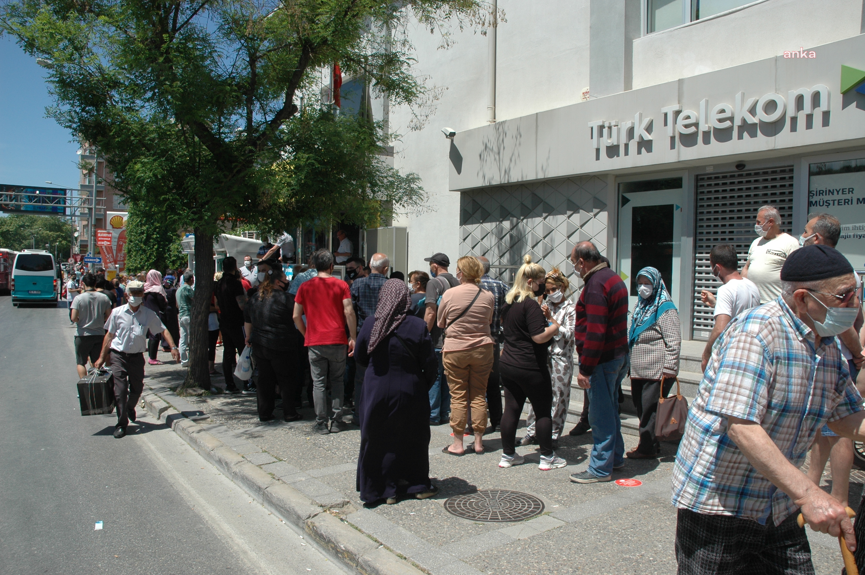 İzmir'de PTT önünde metrelerce kuyruk