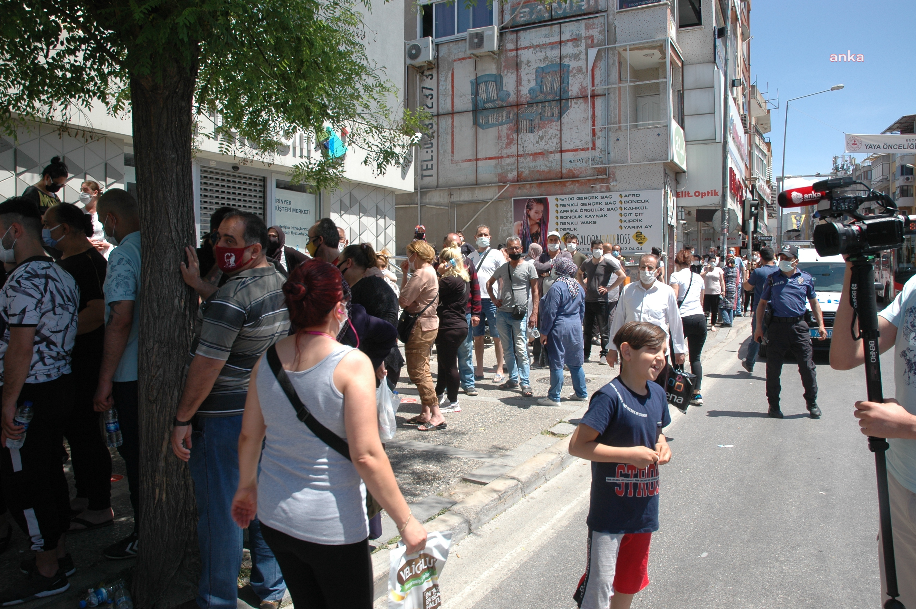 İzmir'de PTT önünde metrelerce kuyruk