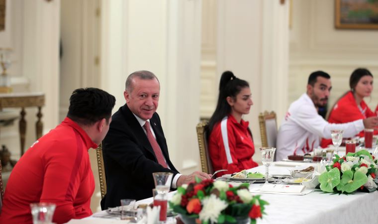 Cumhurbaşkanı Erdoğan, milli sporcularla iftar yaptı