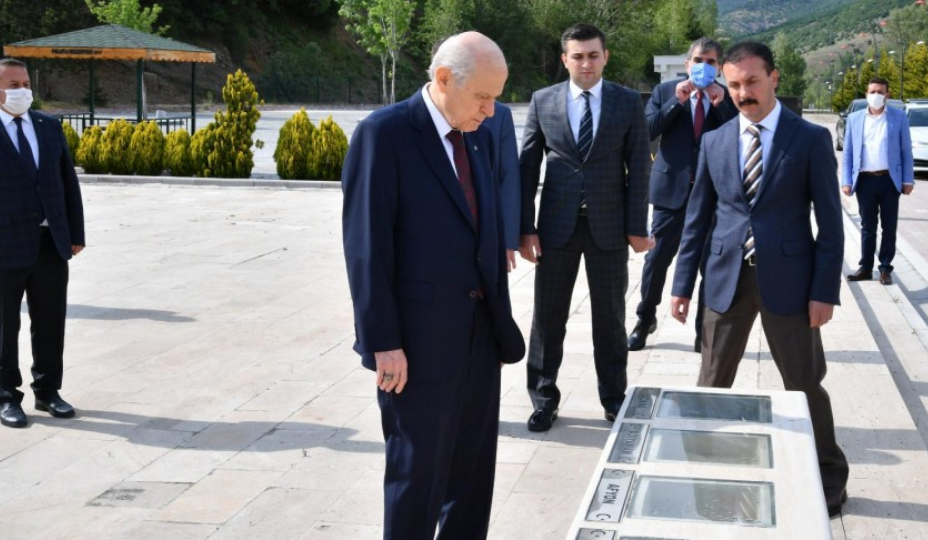 Devlet Bahçeli'nin 'elleri arkada şehitlik ziyareti' paylaşılıyor!