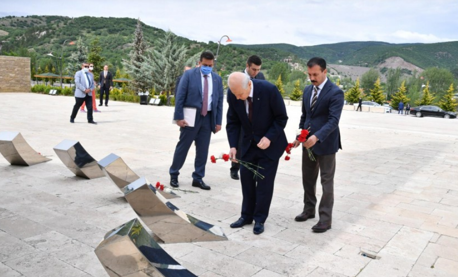 Devlet Bahçeli'nin 'elleri arkada şehitlik ziyareti' paylaşılıyor!