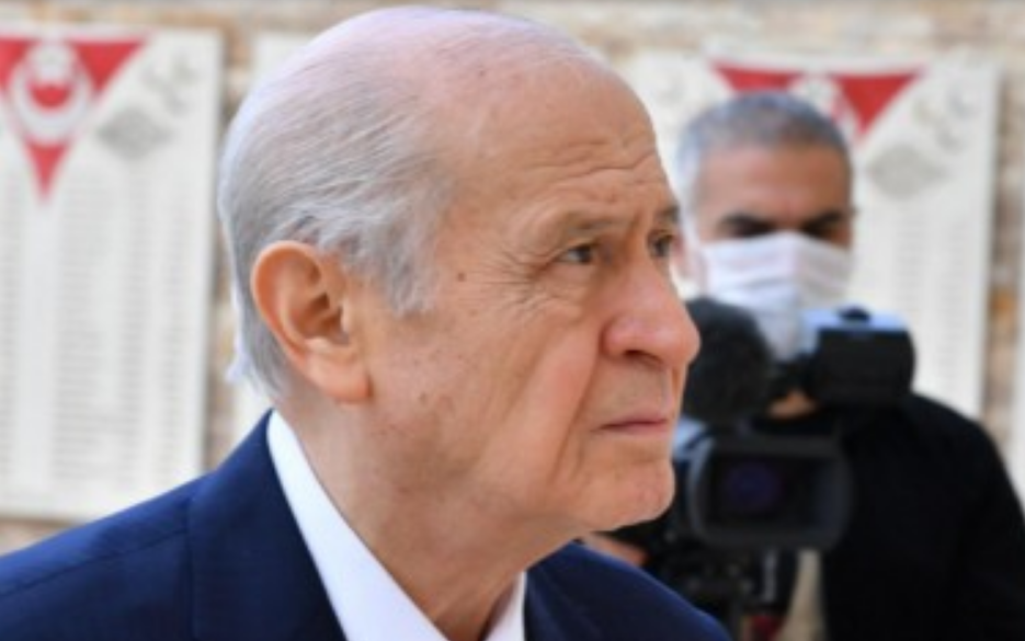 Devlet Bahçeli'nin 'elleri arkada şehitlik ziyareti' paylaşılıyor!