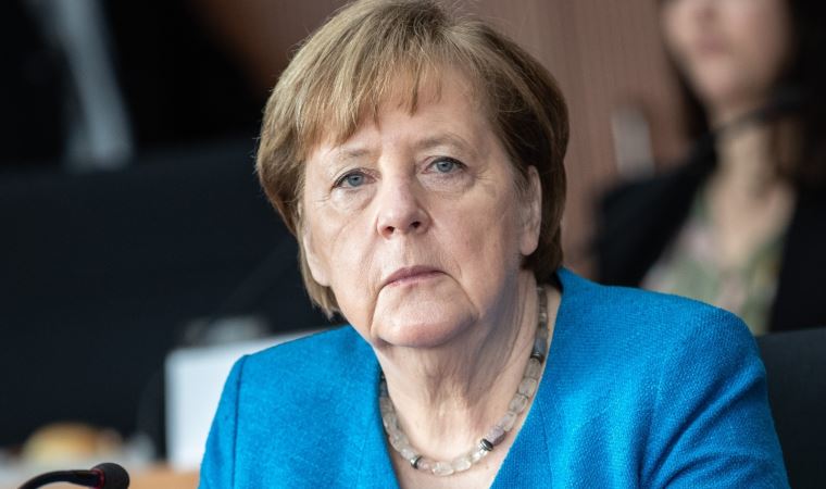 Merkel, Covid-19 aşılarının fikri mülkiyet hakları konusunda Uğur Şahin’le görüştü