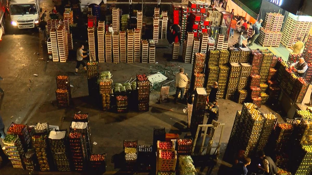 Bayrampaşa halinde gece yoğunluğu; pazarcılar akın etti