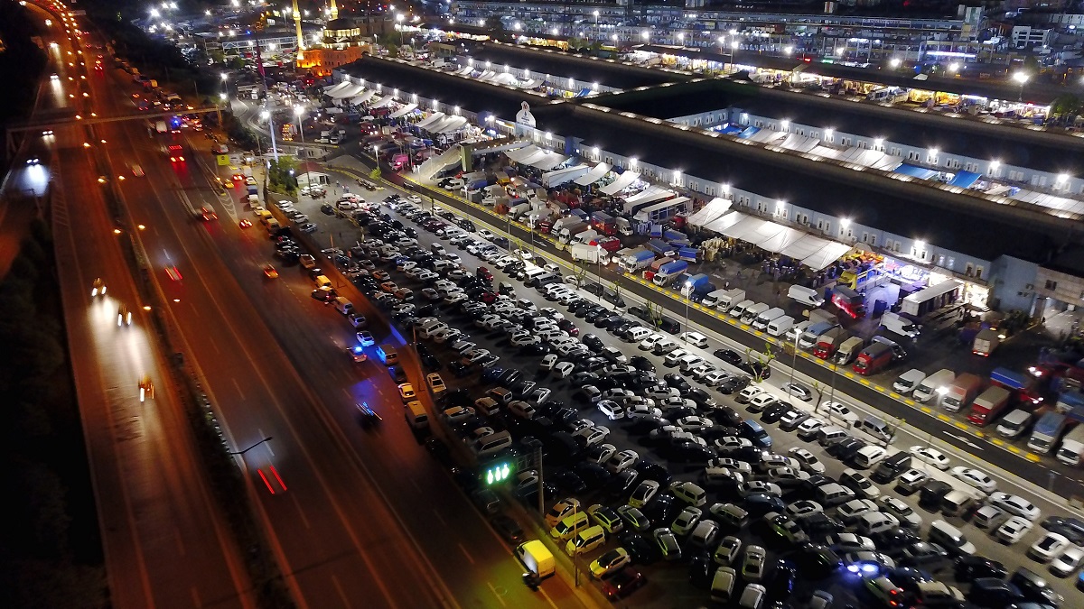 Bayrampaşa halinde gece yoğunluğu; pazarcılar akın etti