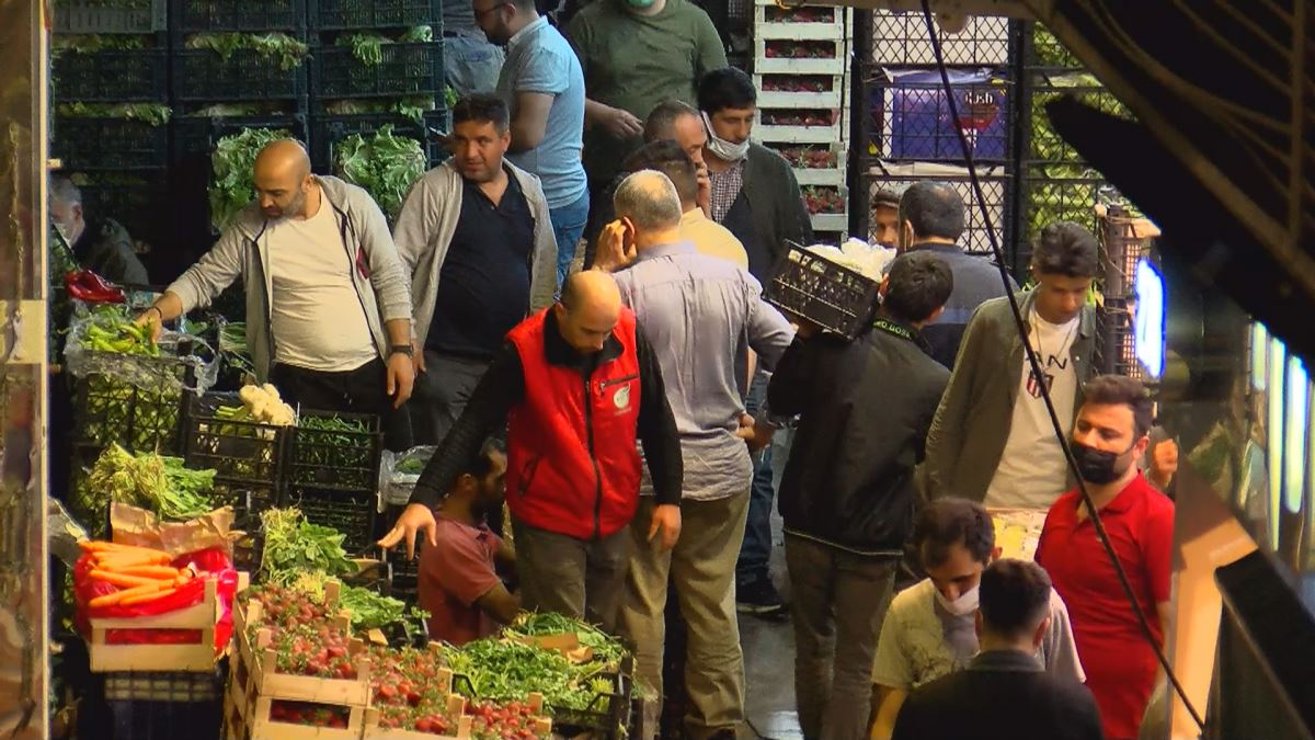 Bayrampaşa halinde gece yoğunluğu; pazarcılar akın etti