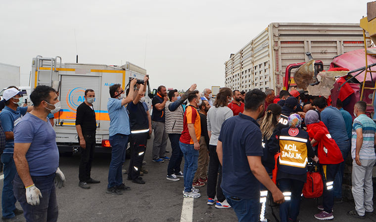 Sosyal mesafeyi hiçe sayıp, kazayı görüntüleme yarışına girdiler