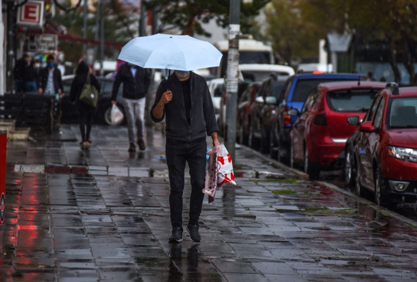 Meteoroloji'den son hava durumu raporu: Doğuda sağanak, batıda poyraz etkili olacak