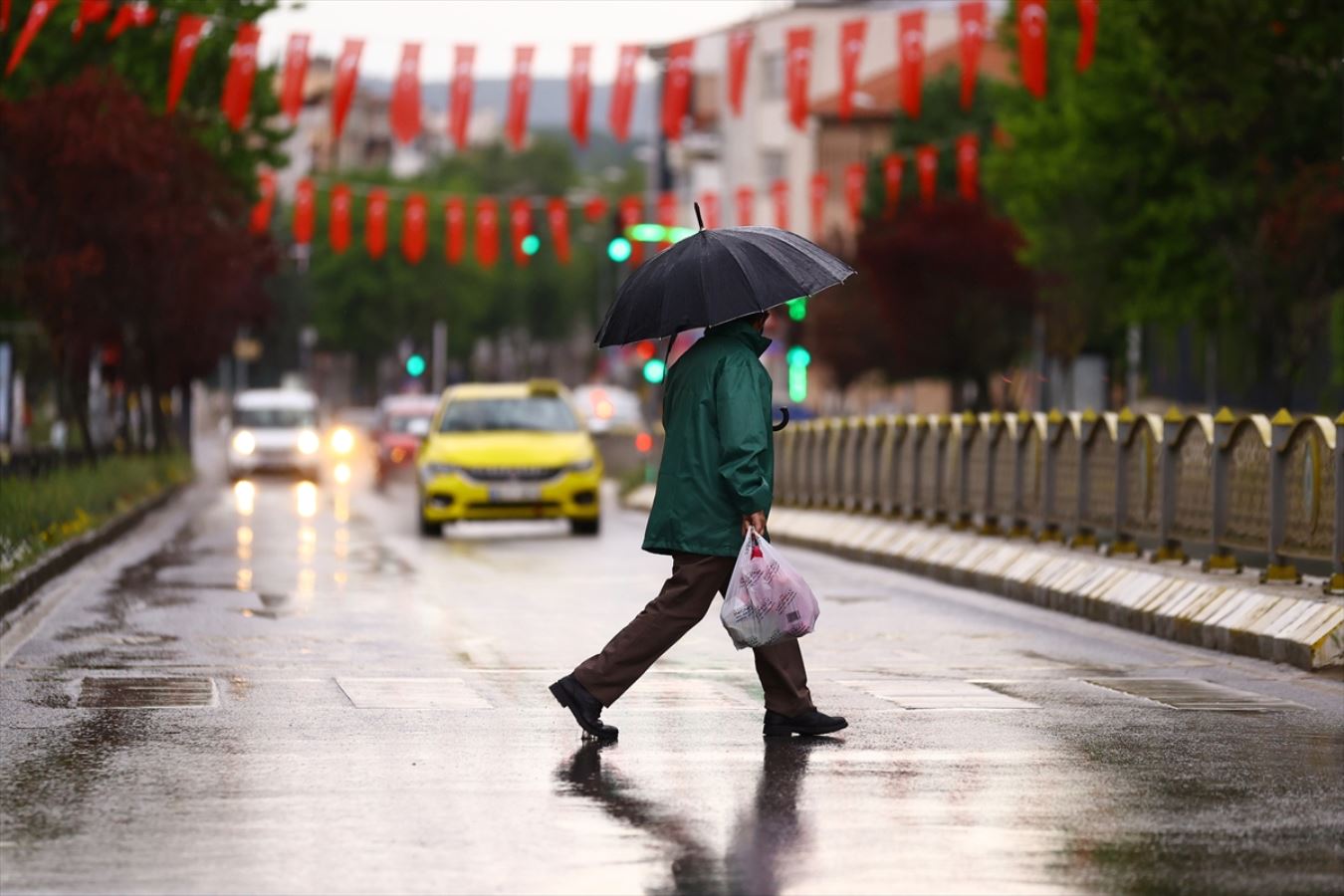 Meteoroloji'den son hava durumu raporu: Doğuda sağanak, batıda poyraz etkili olacak