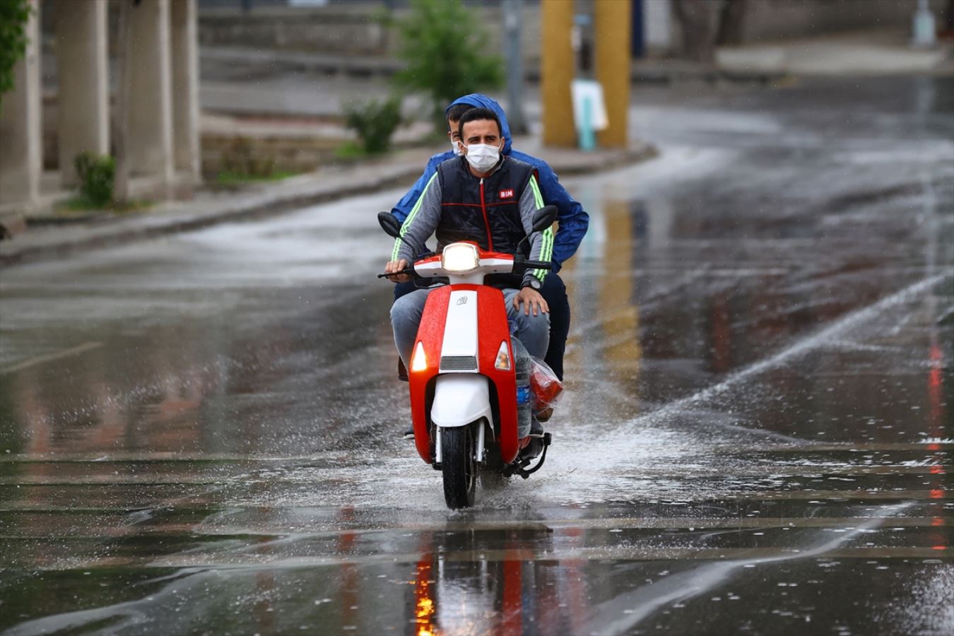 Meteoroloji'den son hava durumu raporu: Doğuda sağanak, batıda poyraz etkili olacak