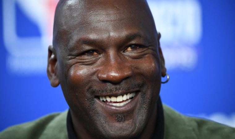 Michael Jordan'ın üniversitede giydiği forma 1,38 milyon dolara satıldı