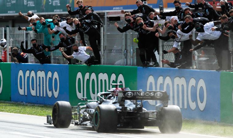 İspanya’da taktik savaşından Lewis Hamilton galip çıktı