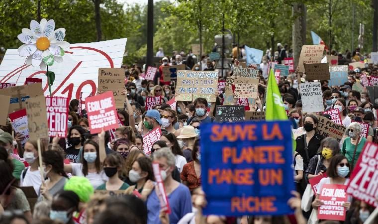 Paris’te çevreciler, Macron'un iklim politikasını protesto ettiler