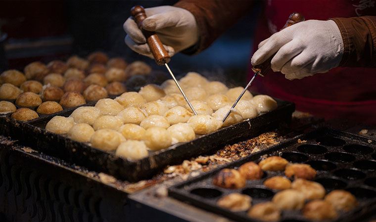 Sattığı yemekten saç çıkan Japon kendini cezalandırdı