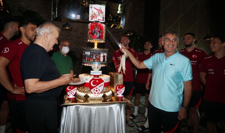 A Milli Futbol Takımı, Şenol Güneş’in doğum gününü kutladı