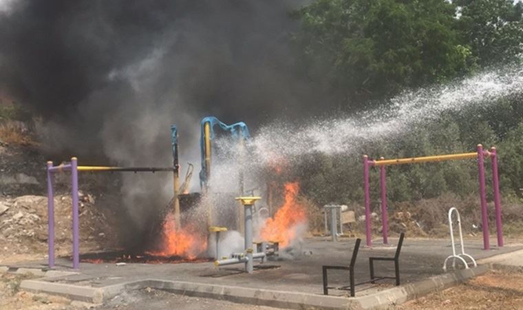 Mersin'de kullanılmaz hale gelen çocuk parkının yakıldığı iddia ediliyor