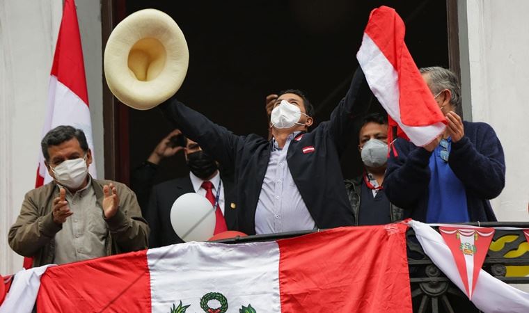 Peru'da devlet başkanlığı seçimini solcu aday Castillo kazandı