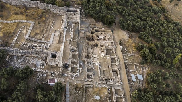 Metropolis Antik Kenti'nde 1800 yıllık kadın heykeli bulundu