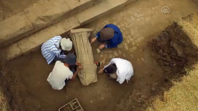 Metropolis Antik Kenti'nde 1800 yıllık kadın heykeli bulundu