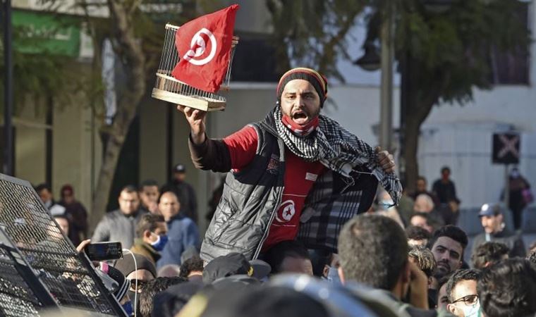 Tunus'ta bir gencin gözaltına alındıktan sonra hayatını kaybetmesiyle başlayan gösteriler devam ediyor