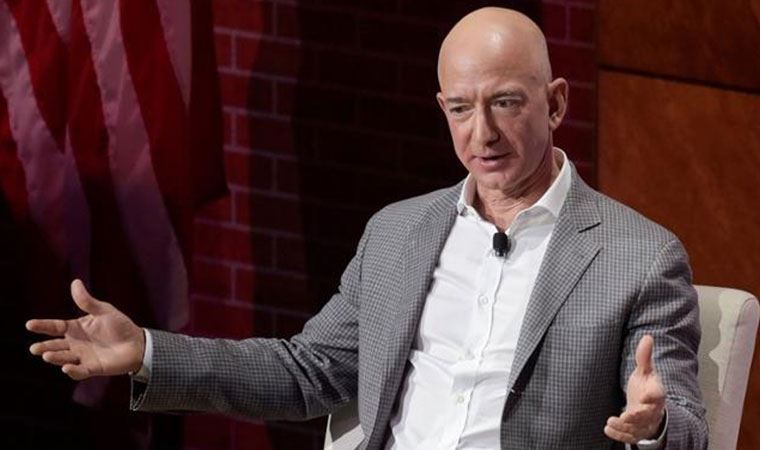 Uzay yolculuğunda Amazon'un kurucusu Bezos'un yanındaki koltuk 28 milyon dolara satıldı