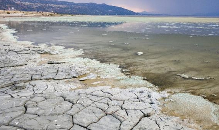 Burdur Gölü'nün alg patlamasıyla rengi değişti