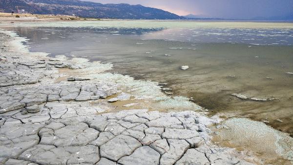 Burdur Gölü'nün alg patlamasıyla rengi değişti