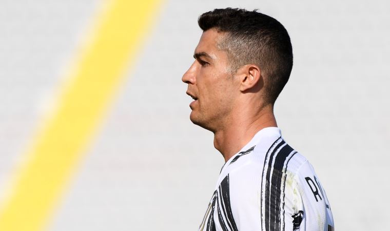 Cristiano Ronaldo, 5 farklı Avrupa Şampiyonası'nda forma giyen ilk oyuncu