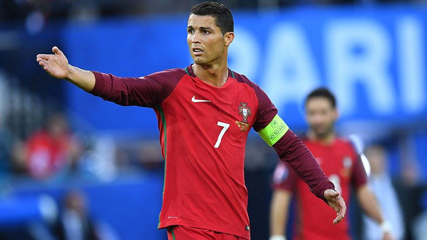 Cristiano Ronaldo, 5 farklı Avrupa Şampiyonası'nda forma giyen ilk oyuncu