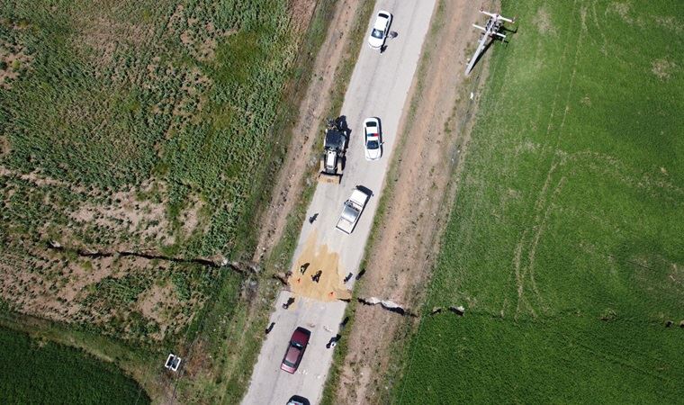 Yol ve tarım arazisi üzerinde oluştu: 1 kilometre uzunluğunda yarık