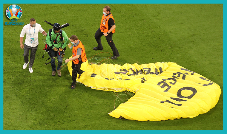 EURO 2020'deki Almanya - Fransa maçında paraşütlü protesto