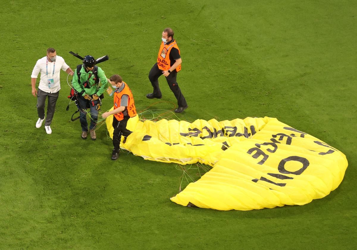 EURO 2020'deki Almanya - Fransa maçında paraşütlü protesto