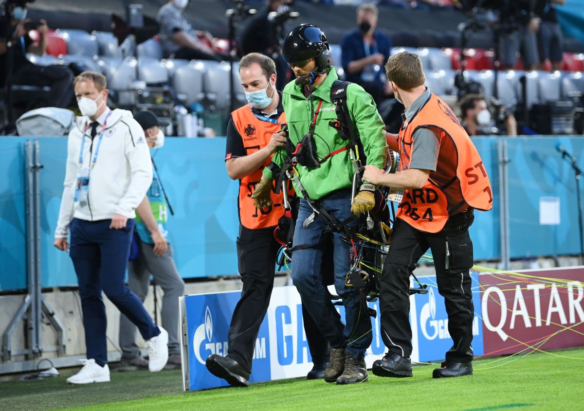 EURO 2020'deki Almanya - Fransa maçında paraşütlü protesto