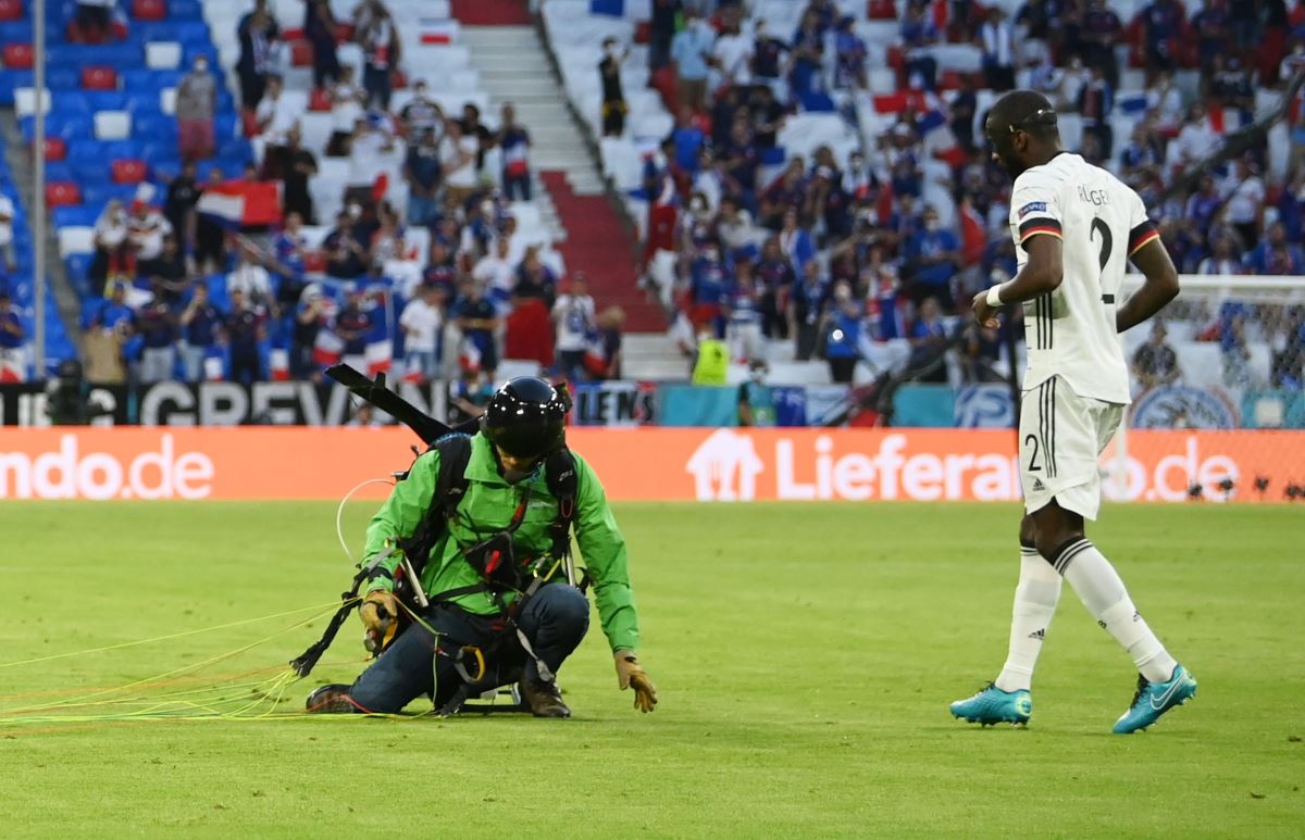 EURO 2020'deki Almanya - Fransa maçında paraşütlü protesto